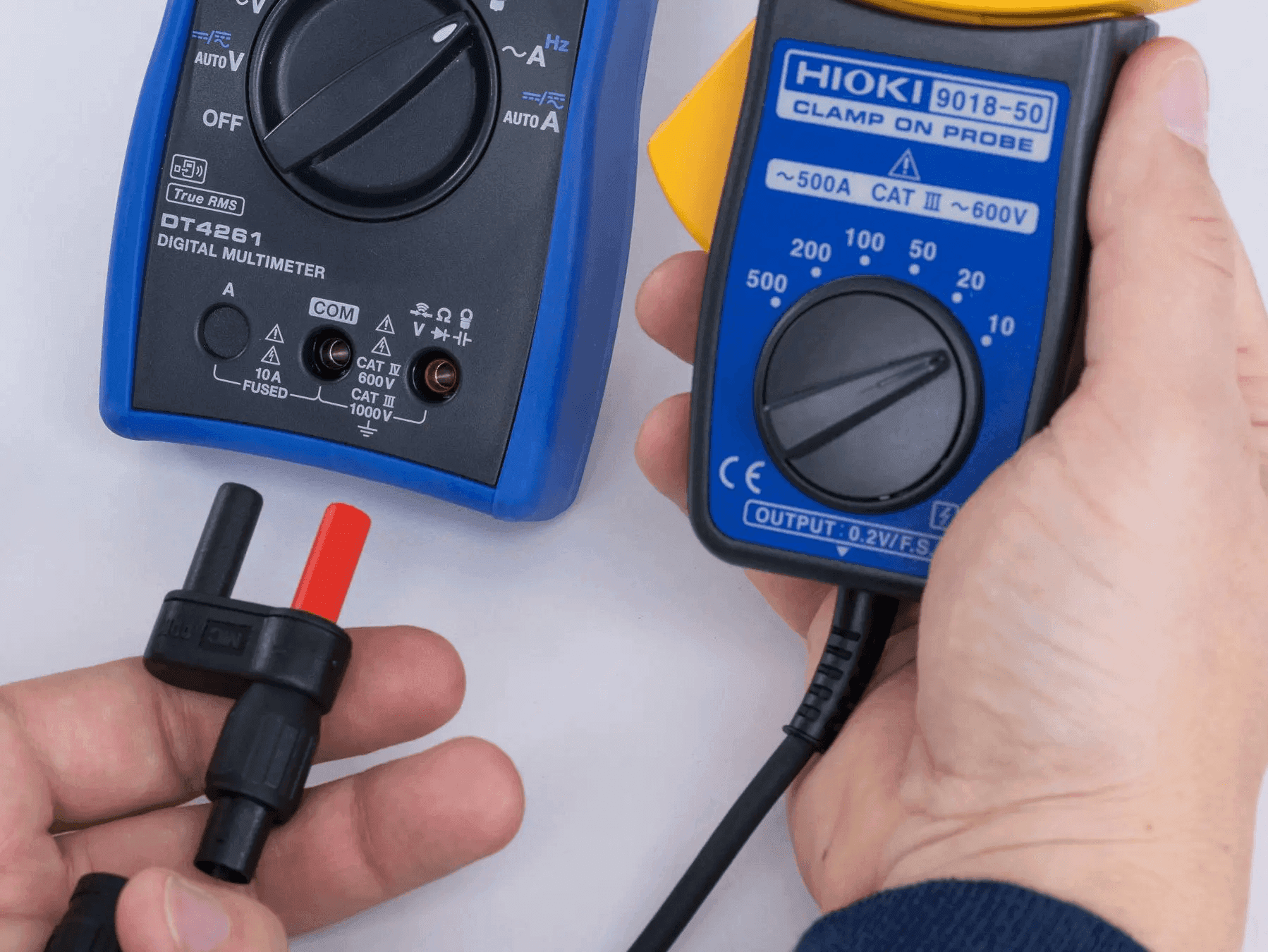 Adaptador BNC Hembra a Banana Macho Hioki 9704